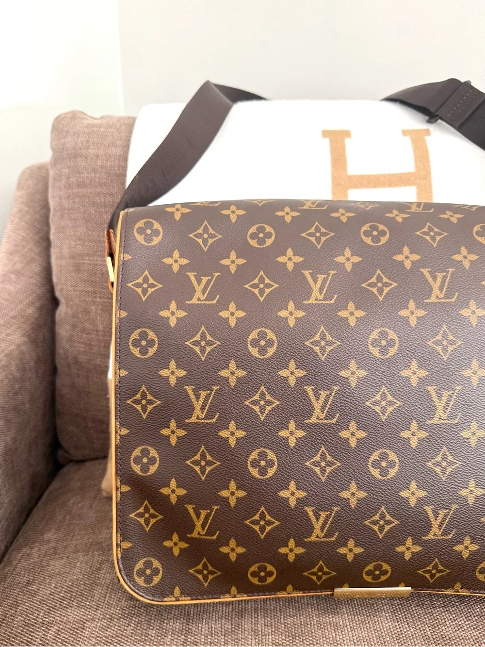 Authentic Louis Vuitton Abbesses Messenger Bag brown monogram canvas M45257 LV